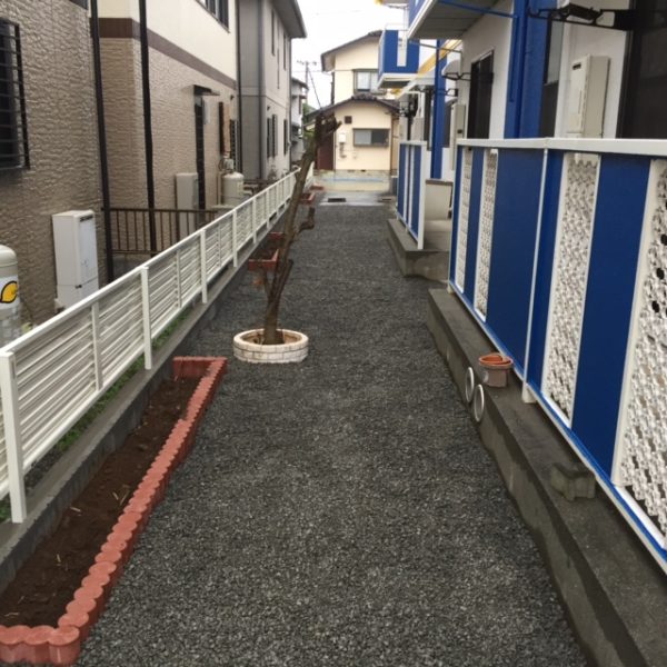 庭の防犯と防草 雑草対策のための砂利敷き工事の効果とは 静岡 神奈川県の新築外構工事の設計 施工のmｋプランニング